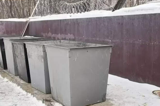 В российском городе в борьбе с соседями мусорку обнесли колючей проволокой