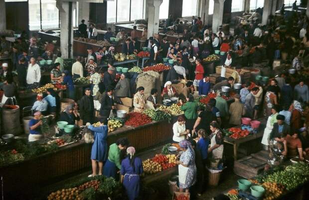Центральный продуктовый рынок в Тбилиси в 1970-е годы. 