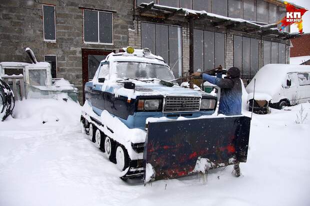 Барнаулец смастерил снегоуборочный трактор из старых «Жигулей» Фото: Олег УКЛАДОВ