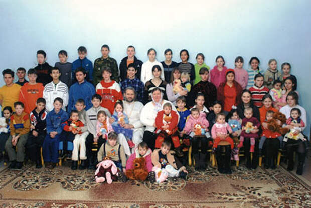 Самая большая российская семья живет в Оренбургской области.