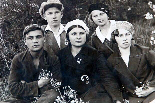 Учительница Евдокия Носаль (в центре) с учениками, довоенное фото. 