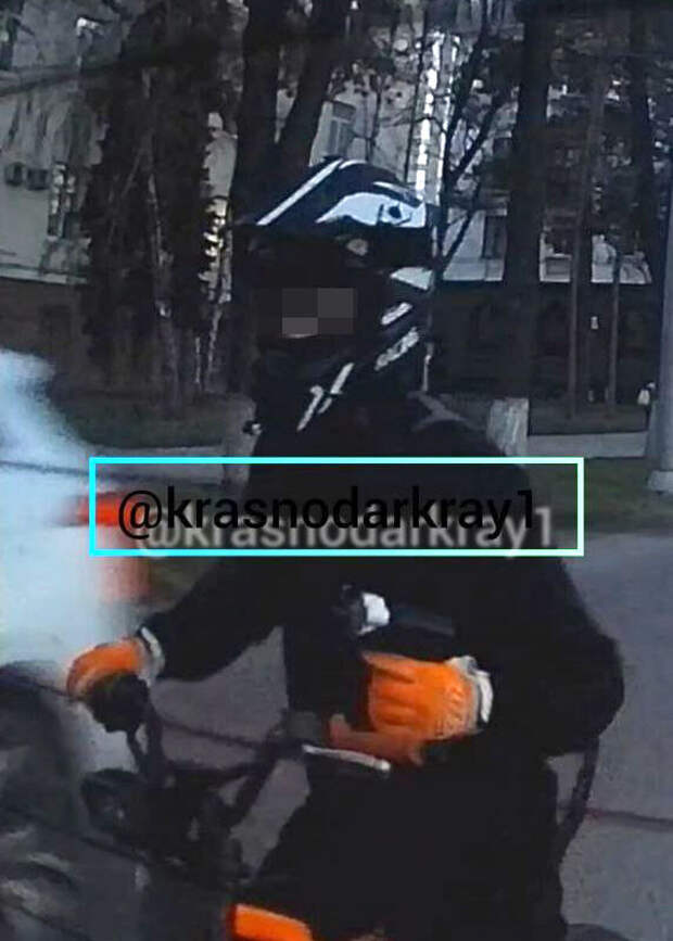 В Краснодаре подросток на питбайке устроил стрельбу на дороге