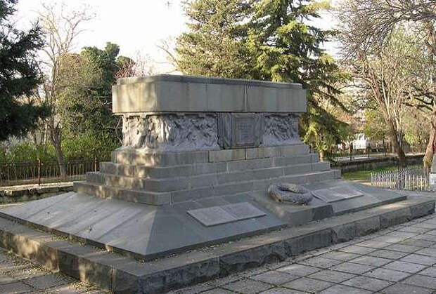Памятник морякам линкора «Новороссийск» в Севастополе 