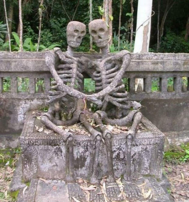 Влюбленные скелеты, Таиланд памятники, скульптуры, факты