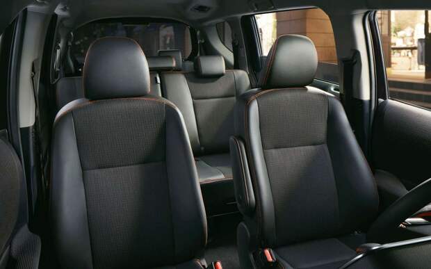 Новая 7-местная Toyota с надежным мотором оказалась дешевле Лады: называем цены