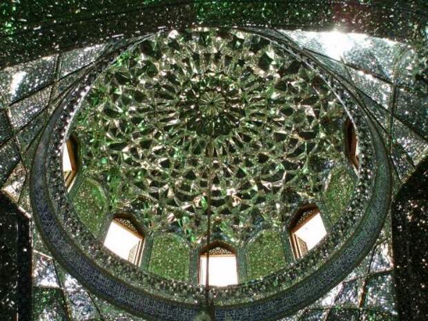Обычная с виду мечеть, которая поражает своим внутренним убранством (10 фото)