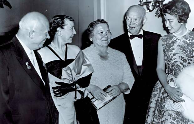 Хрущевы и Эйзенхауэры в советском посольстве, 1959 г. В гардеробе героини повествования были и вполне приличные платья.