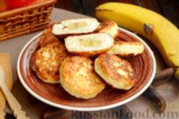 Фото к рецепту: Сырники с банановой начинкой