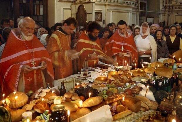 Православные священники благословляют еду на Пасху. УССР, 1988 год.