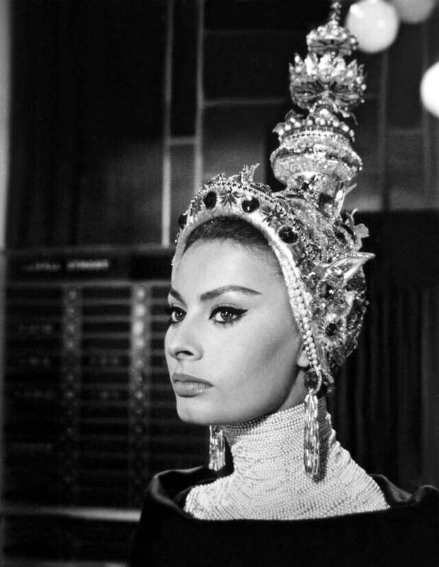 Сногсшибательная Софи Лорен во время съемок фильма "Миллионерша" (1960 г.)