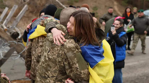 «Оденьте их в юбки и не трогайте»: на Украине нашли новый способ, как пристыдить уклоняющихся от мобилизации