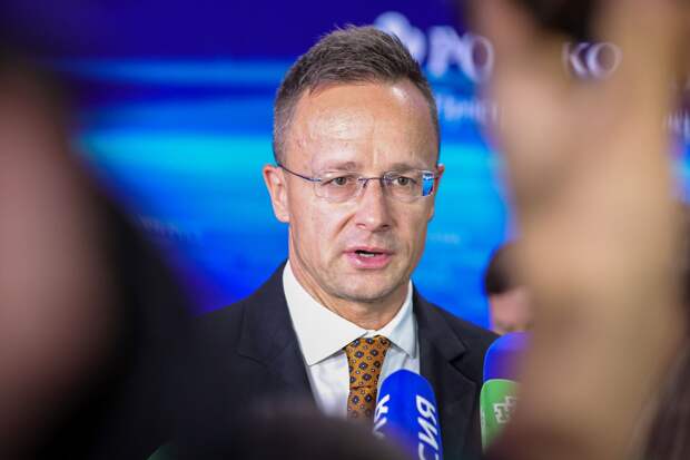 Сийярто: Венгрия и Словакия призвали Хорватию разрешить транзит российской нефти