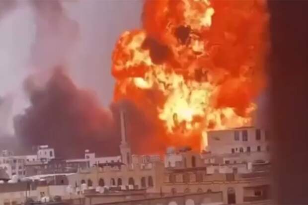 Очевидцы сняли гигантский «огненный гриб» после удара по НПЗ в Кувейте