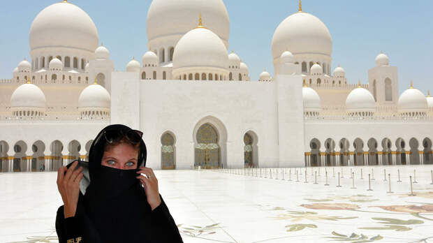 Женщина возле мечети шейха Зайда. Абу-Даби, ОАЭ - РИА Новости, 1920, 15.09.2020