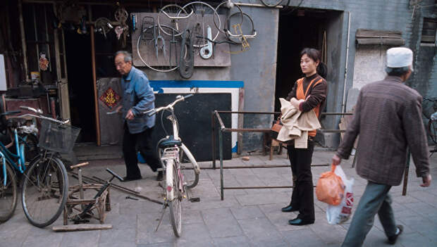 Ремонт велосипедов в старом квартале Пекина. Архивное фото