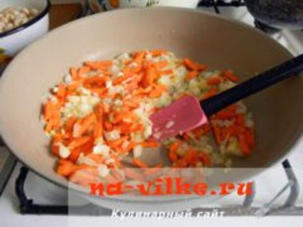 Фасоль, тушенная с курицей в томатном соусе
