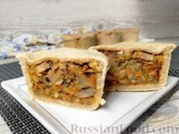 Фото к рецепту: Закрытые песочные мини-пироги с грибами и фасолью
