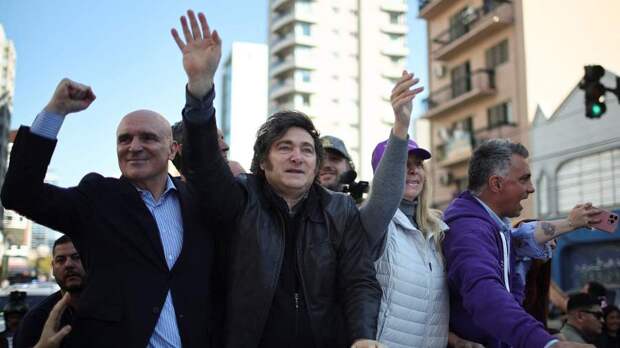 Кортеж Милея забросали камнями на предвыборном мероприятии