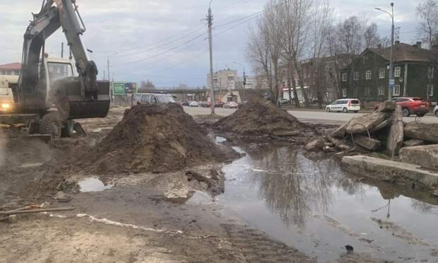На Московском проспекте прорыв на теплотрассе: без отопления остался 31 дом, две школы и детский сад