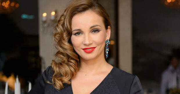 Семейная драма или “высокие отношения”? Отпуск Анфисы Чеховой с бывшей женой мужа взбудоражил Сеть