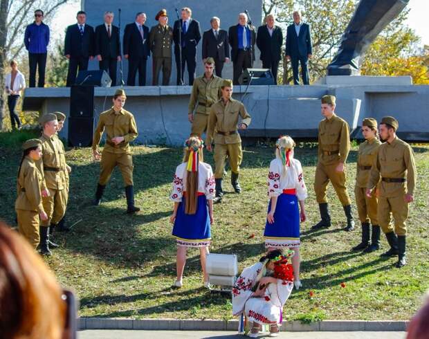 В день освобождения Запорожья власти инсценировали сцены изнасилования украинок советскими солдатами В день освобождения Запорожья власти инсценировали сцены изнасилования украинок советскими солдатами