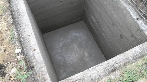 Стены погреба из бетона