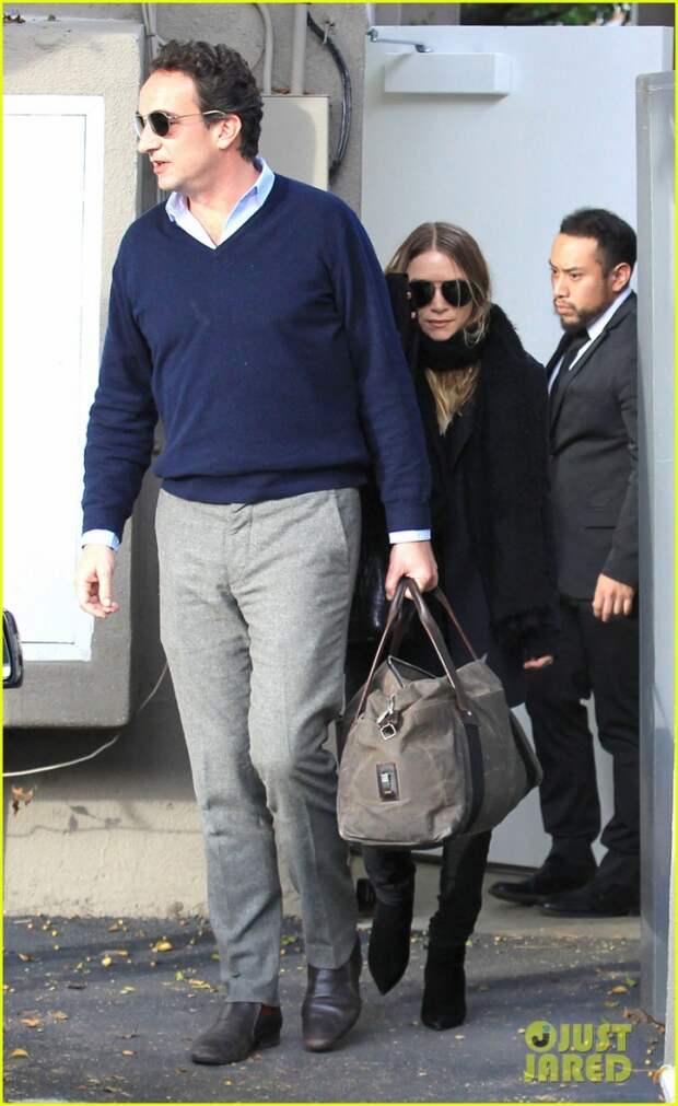 mary-kate-olsen-shops-after-skipping-full-house-reunion-02