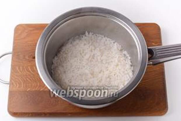 80 грамм риса промыть и отварить до готовности.
