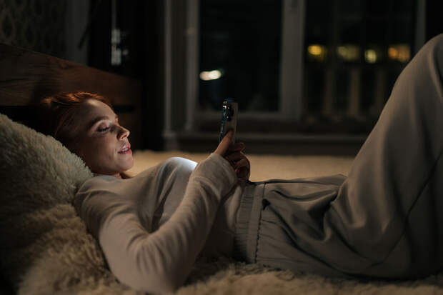 Офтальмолог Шилова: яркие экраны гаджетов приводят к пелене и двоению в глазах