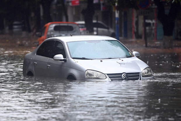 Утонувшие из-за ливня в Китае машины попали на видео