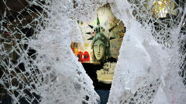 Разбитая витрина магазина Dolce and Gabbana в Нью-Йорке - РИА Новости, 1920, 19.07.2021