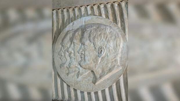 В Доме Радио в Петербурге обнаружили барельеф с портретами архитекторов