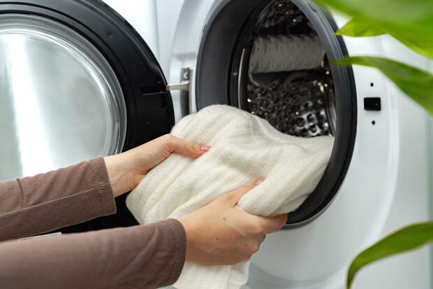 Биолог Лялина рекомендовала стирать шарфы не реже раза в неделю