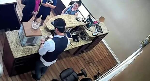 Бедная женщина пришла в магазин, чтобы заложить ожерелье. Продавец не взял его, но все равно предложил деньги