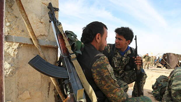 Бойцы Демократических силы Сирии (SDF) в деревне недалеко от Ракки. Архивное Фото.