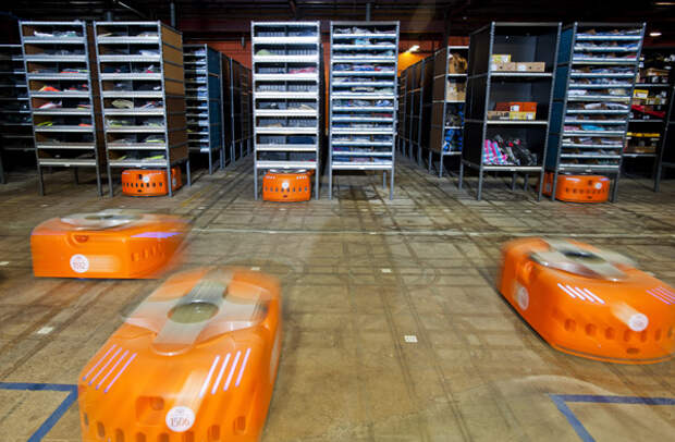 Роботы Kiva Systems на складе Acumen Brands Inc. в Арканзасе, 12 августа 2011 года. Фото: Beth Hall / Bloomberg / Getty Images / Fotobank.ru 4) Робот-официант в ресторане в Куньшане, Китай, 13 августа 2014 года. Фото: Johannes Eisele / AFP / East New