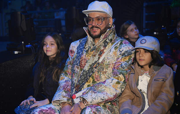 «Они делятся трендами и фишками»: Филипп Киркоров рассказал, как дети помогают ему быть «на одной волне»