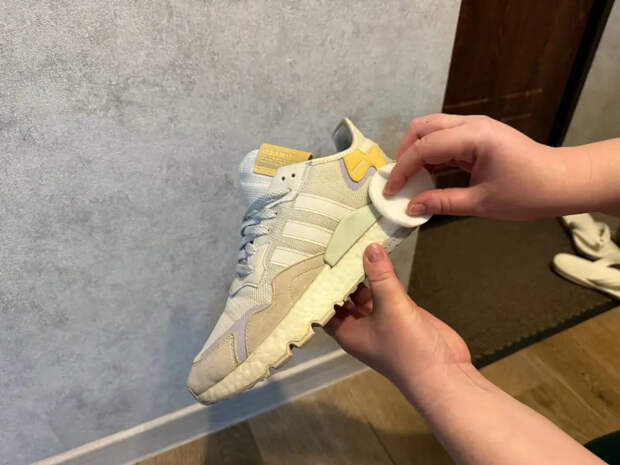 Подошва кроссовок снова белая за несколько минут: сода и зубная паста творят чудеса