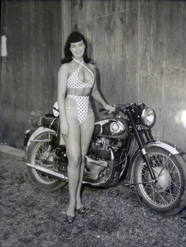 Бетти Пейдж и BSA Rocket Gold Star, 1940-е (Flickr / Craig Howell)