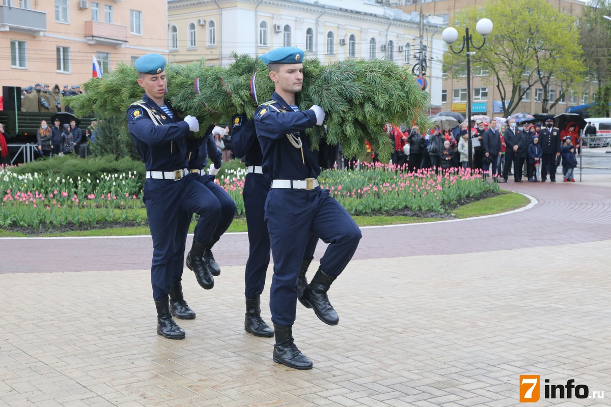 В Рязани прошла церемония возложения цветов и гирлянды Воинской славы