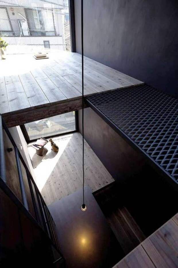 Разноуровневый пол – основная концепция в проекте «Ultra-Narrow House» (Токио). | Фото: interiorsmall.ru.