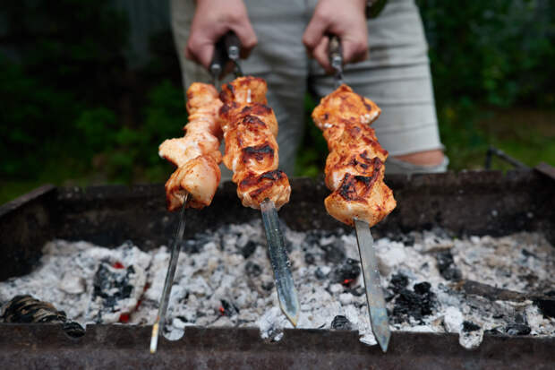 Врач предупредила о таящихся в магазинных шашлыках опасностях