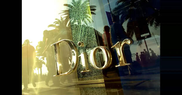 "Люксу тяжело без России". Dior планирует снова открыть бутики в Москве
