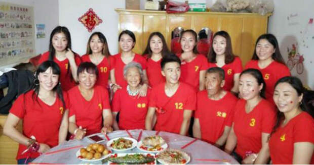 В Китае 11 сестер жертвуют собой ради брата