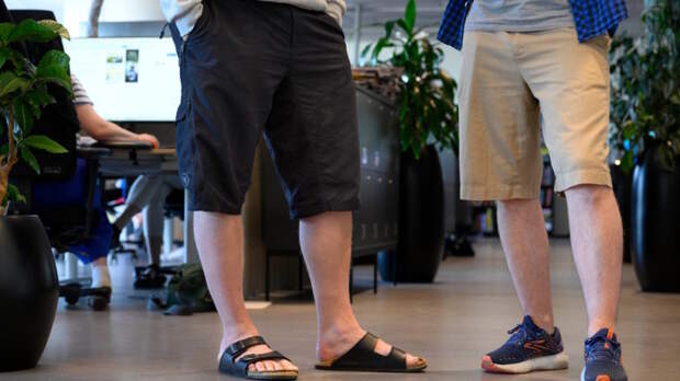 В Токио офисных сотрудников призвали носить шорты для экономии электроэнергии