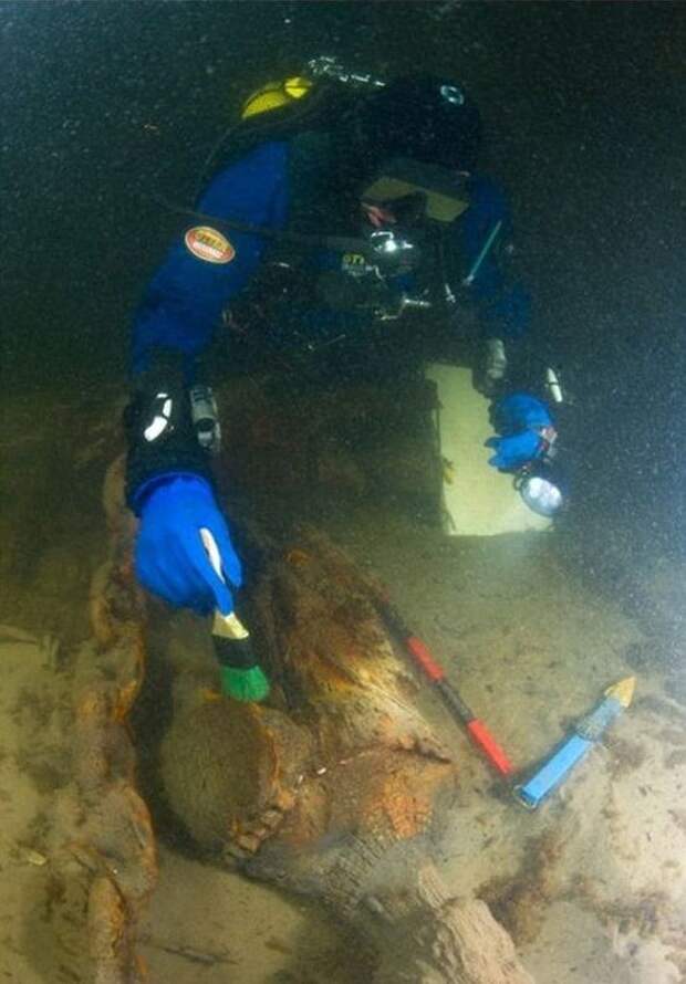 подводные археологи