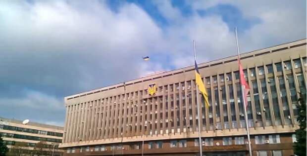 Знамение: над Запорожской администрацией покосился флаг Украины