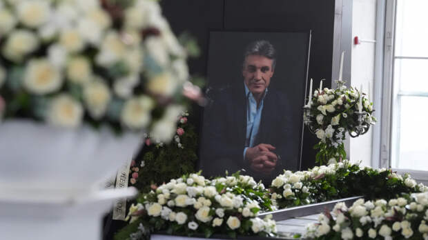 На Троекуровском кладбище началось прощание с журналистом Алексеем Пимановым