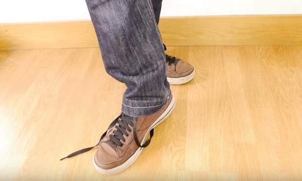 Как завязать шнурки без помощи рук