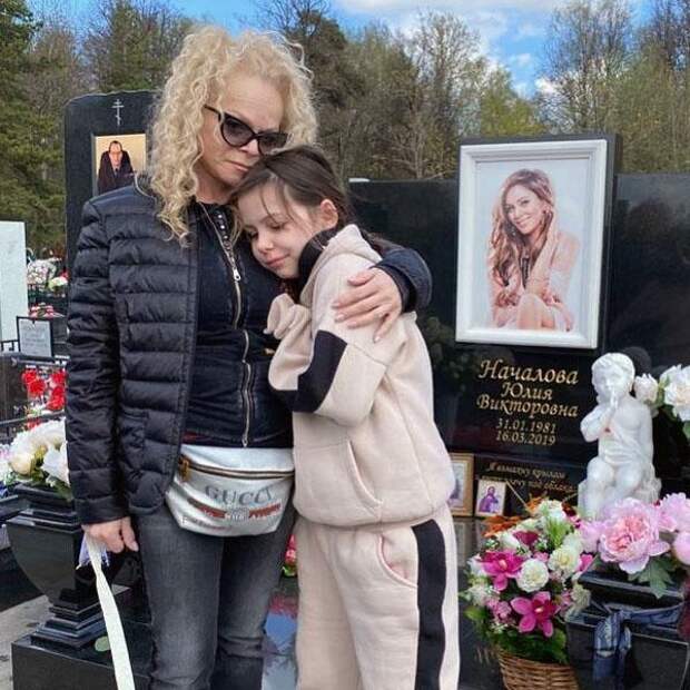 Светлая память! Лариса Долина посетила могилу Юлии Началовой